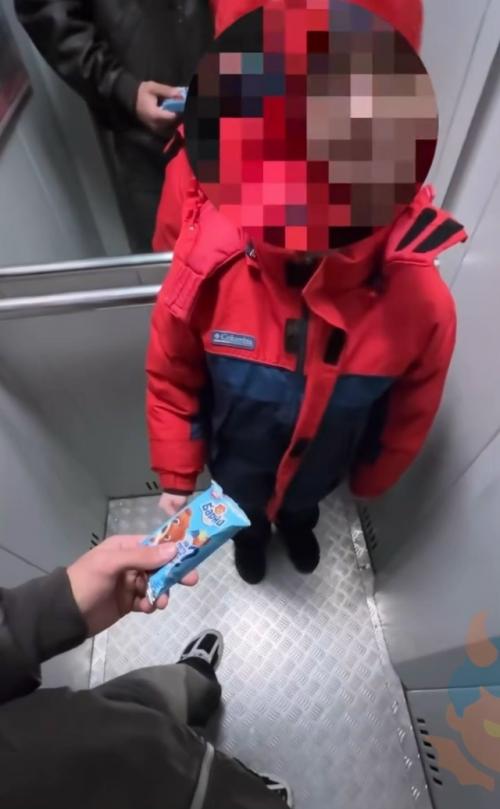 Все мы знаем правило, что от незнакомых ничего брать нельзя, но к такой обманке нас жизнь не готовила! 
