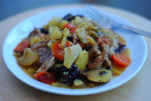 Жаркое из курицы с черносливом в горшочке. Жаркое из курицы с черносливом в горшочке.