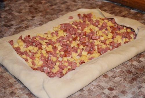 Слойки с колбасой и сыром. 01