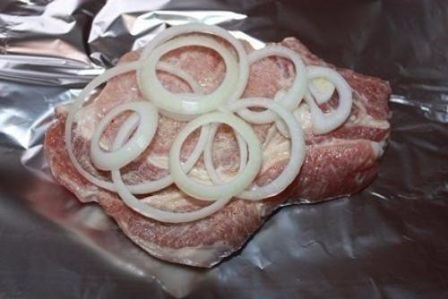 Мясо в фольге с грибами и помидорами. 01