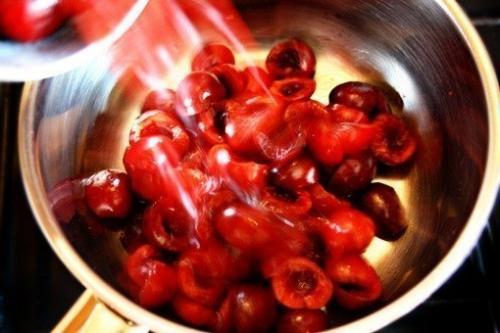 Вишневый пирог. Пироги с этой огненно - красной ягодой обязательно придутся по вкусу и деткам, и взрослым. 03 Вишневый пирог. Пироги с этой огненно - красной ягодой обязательно придутся по вкусу и деткам, и взрослым. 03