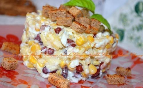 Салат с фасолью, сыром и сухариками. 04