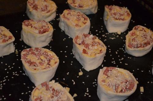 Слойки с колбасой и сыром. 03