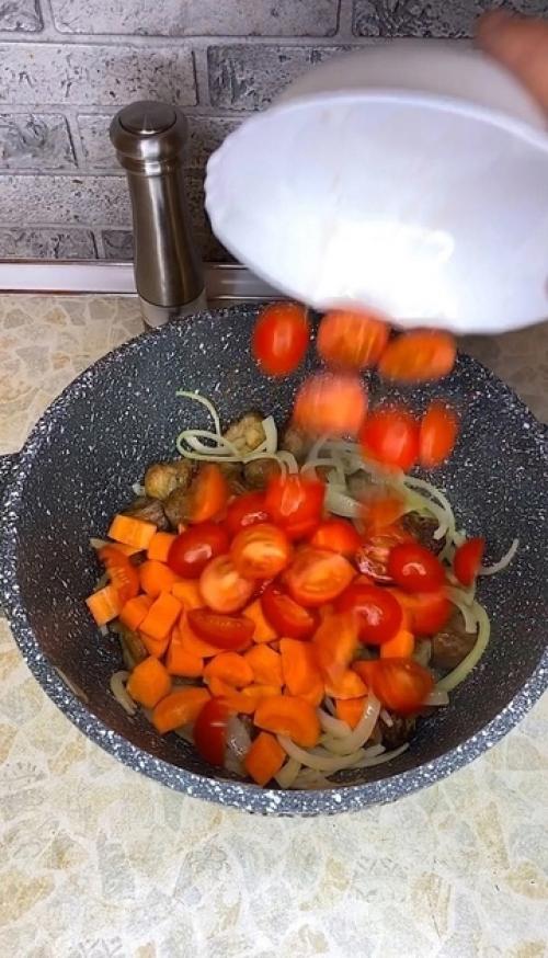 Это блюдо насыщенным вкусом и приятным ароматом отличается. 01