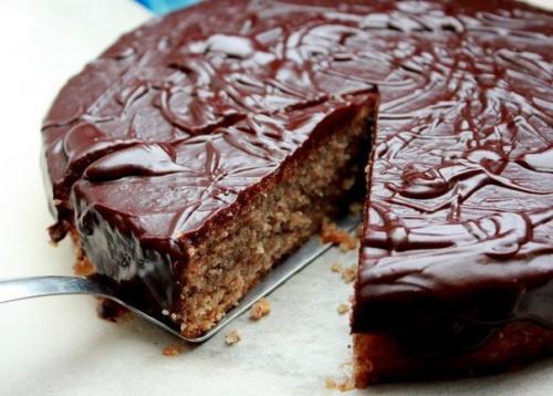 Венский ореховый торт с шоколадной глазурью и апельсиновым джемом.

