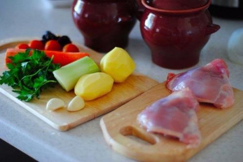 Жаркое из курицы с черносливом в горшочке. 01 Жаркое из курицы с черносливом в горшочке. 01