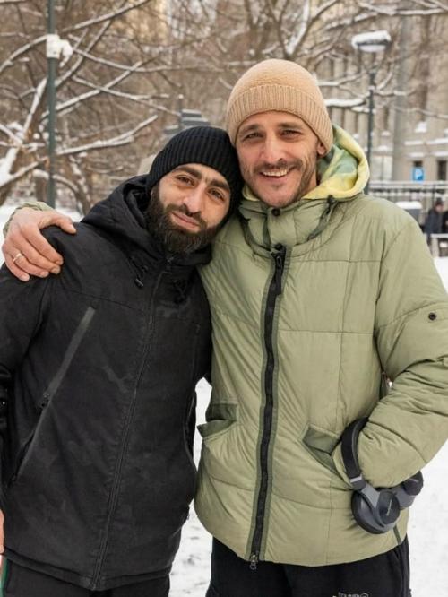 Недавно в сети появилась фотография, на которой актер Аслан бижоев, известный по своей роли в популярном сериале, работает за кассой в магазине. 

