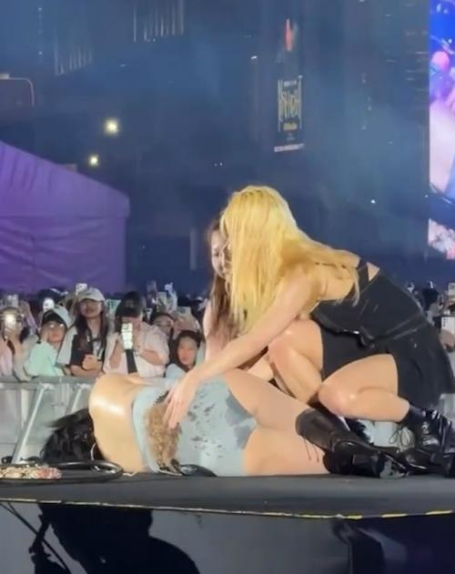 Кореянка выступала в Макао, но к концу шоу была слишком вымотана. 01