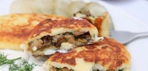 Картофельные пирожки с грибами.