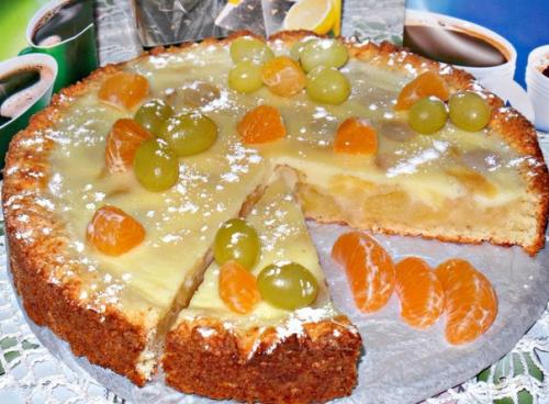 Заливной, творожно яблочно - виноградный пирог получается очень - очень вкусный, с нежной начинкой.