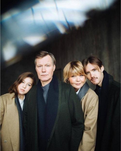 Семейная фотосессия веры алентовой и Владимира Меньшова с дочерью, зятем и внуками. 02