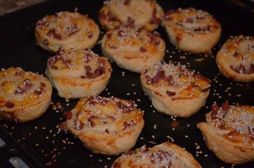 Слойки с колбасой и сыром. 04