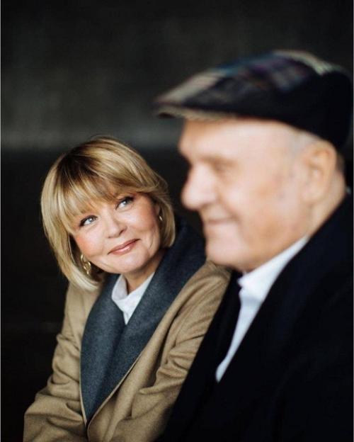 Семейная фотосессия веры алентовой и Владимира Меньшова с дочерью, зятем и внуками. 01