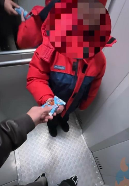 Все мы знаем правило, что от незнакомых ничего брать нельзя, но к такой обманке нас жизнь не готовила! 01