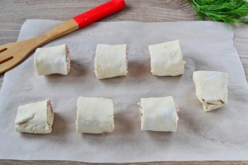 Рулетики из слоеного теста. 07