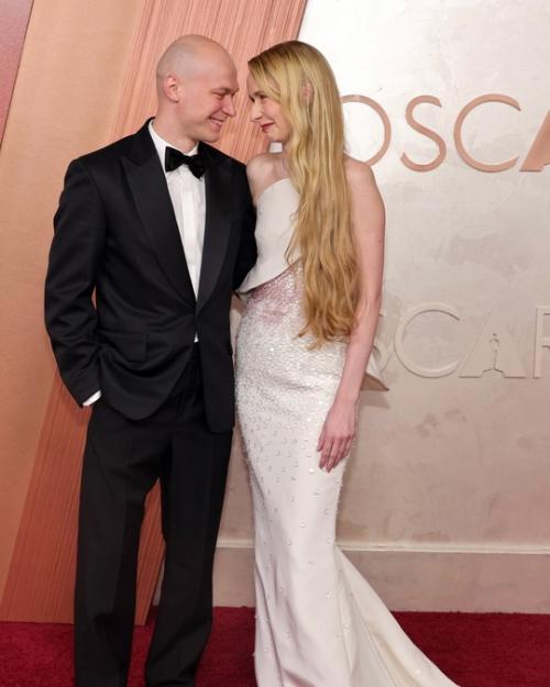 Юра борисов со своей женой Анной на красной дорожке Оскара. 02