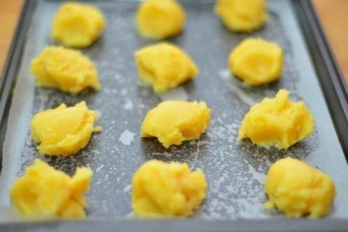 Эклеры. Ингредиенты:  - Масло сливочное - 100 г. 02