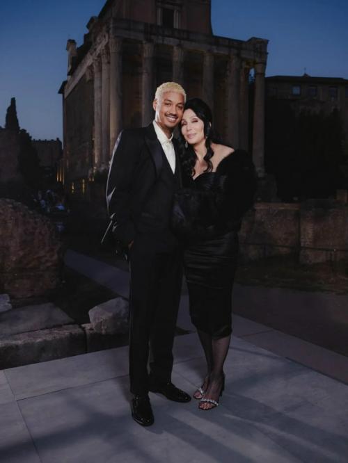 79-Летнюю шер и её 39-летнего возлюбленного Александра эдвардса заподозрили в тайной помолвке.  