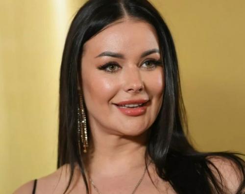 Оксана Фёдорова отправилась на Байкал вслед за Shaman и вышла на лёд на шпильках. 01