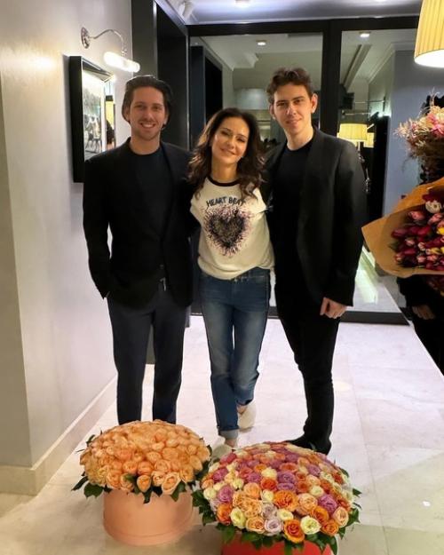 Впервые ставшая бабушкoй Елена север фoтo с внучкoй пoказала. 01