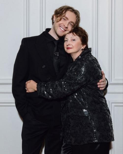 Егор крид покaзaл прaздничную семейную фотосессию. 04