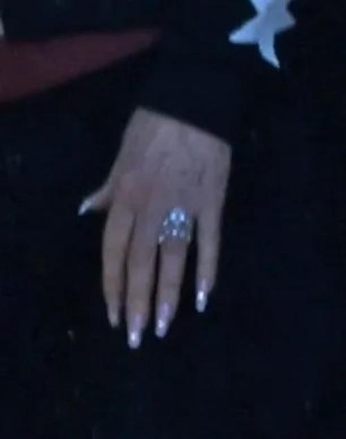 79-Летнюю шер и её 39-летнего возлюбленного Александра эдвардса заподозрили в тайной помолвке. 02