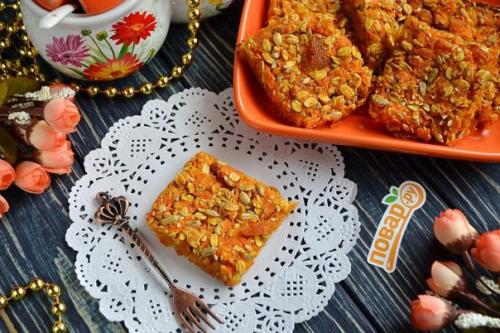 Морковные квадратики с курагой, семечками и овсяными хлопьями. Морковные квадратики с курагой, семечками и овсяными хлопьями.