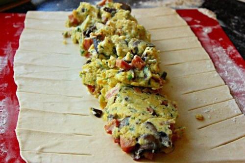 Яичница - болтунья в слоёном тесте. 07