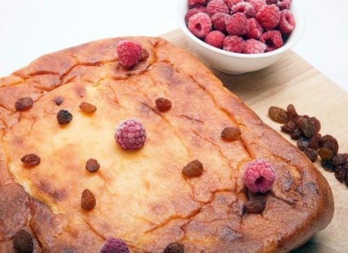 Нежная творожная запеканка с изюмом.