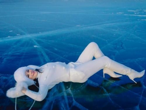 Оксана Фёдорова отправилась на Байкал вслед за Shaman и вышла на лёд на шпильках.

