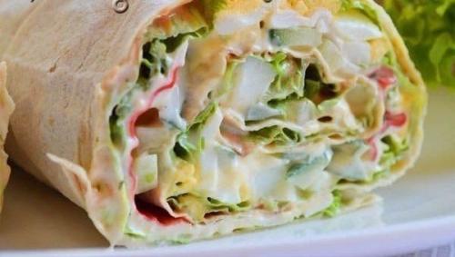 Рулет из лаваша с крабовыми палочками. Рулет из лаваша с крабовыми палочками.