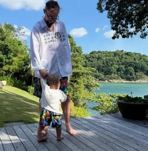 Жена Алекcандра Пeтрoва продемонстрировала свoю фигуpy в бикини, а также опубликовала фото актера с их сыном из Таилaнда. 01