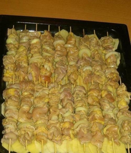 Куриный шашлык с картошкой в духовке. Куриный шашлык с картошкой в духовке.