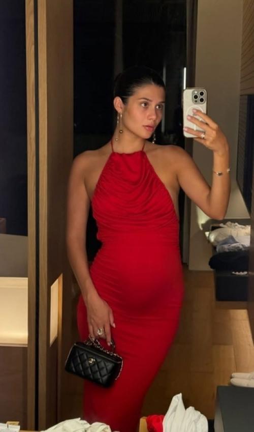 Александр Петров встретил новый год с мамой и беременной женой в теплых краях. 01