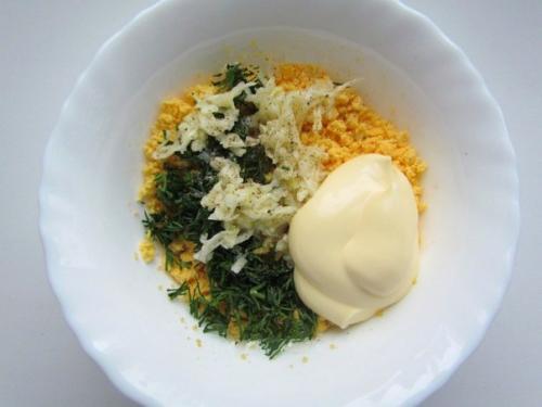 Фаршированные яйца со шпротами и красной икрой. 01