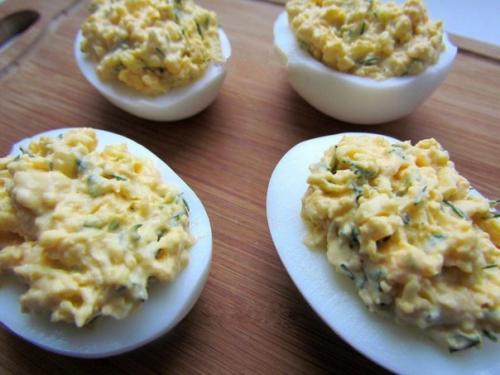 Фаршированные яйца со шпротами и красной икрой. 02