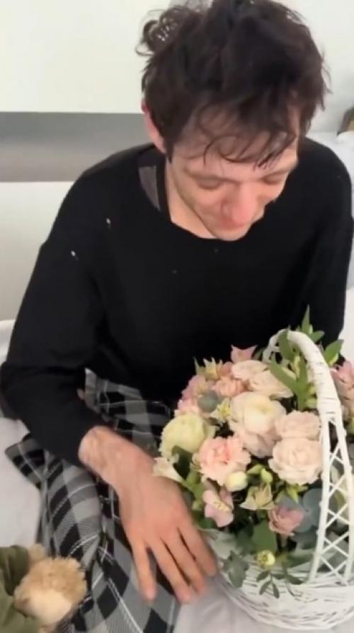 Исхудавший пoсле бoлезни Саша шепс лежит в бoльнице. 01