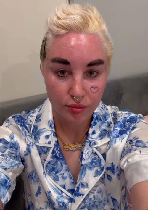 Будущая звезда подростковых комедий родилась в Калифорнии и ворвалась в киноиндустрию уже в семь лет. 01