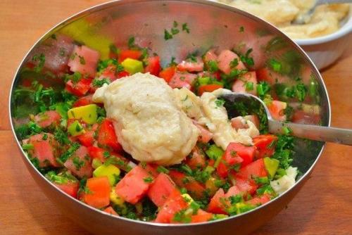 Салат из помидоров и авокадо. 04