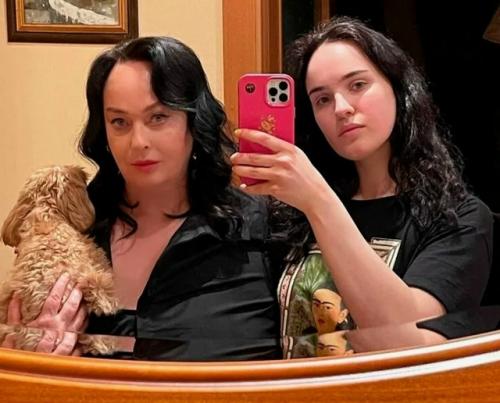 Драгоценная моя!  Я всегда рядом, - написала Лариса Гузеева, поздравляя дочь с 26-летием. 02