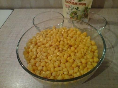 Салат из курицы с ананасами и кукурузой. 02