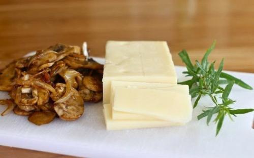 Курица, фаршированная грибами и сыром. 01