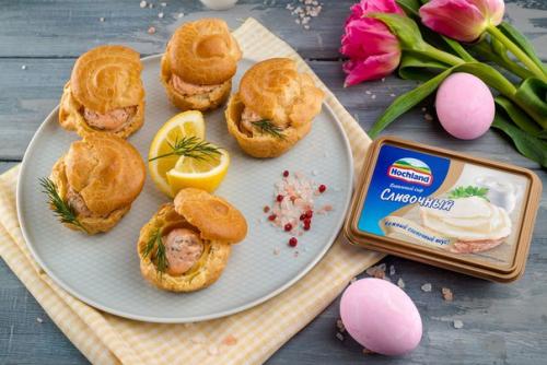 Профитроли со сливочным сыром и лососем.