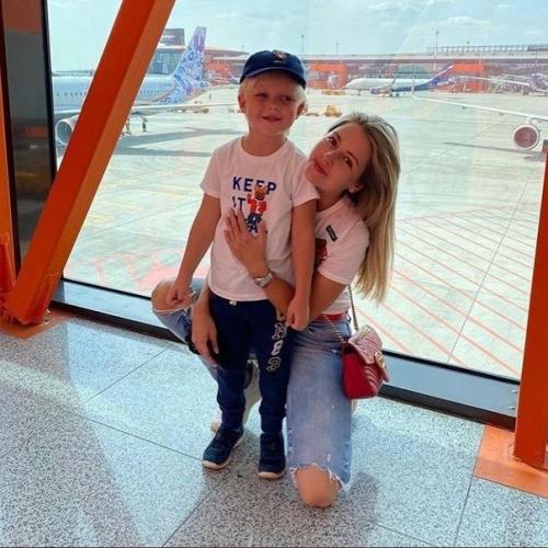 Анна Михаи ловская с сыном на отдыхе. 01