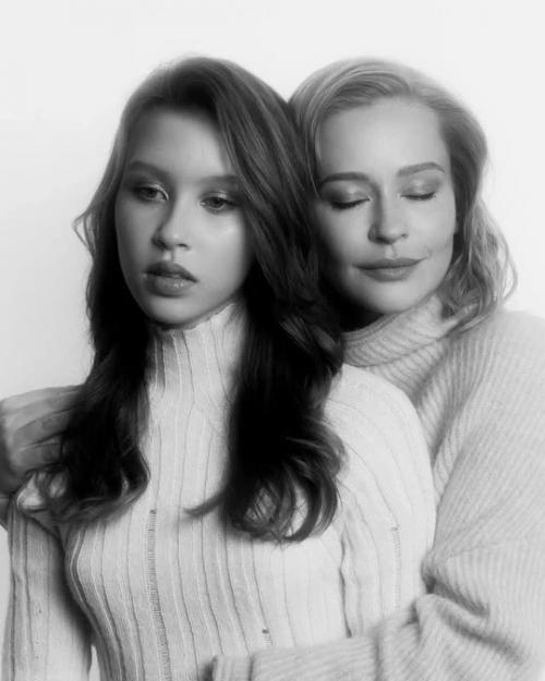 Юлия со своими дочерями Анной и Машей в новой прекрасной совместной фотосессии. 01