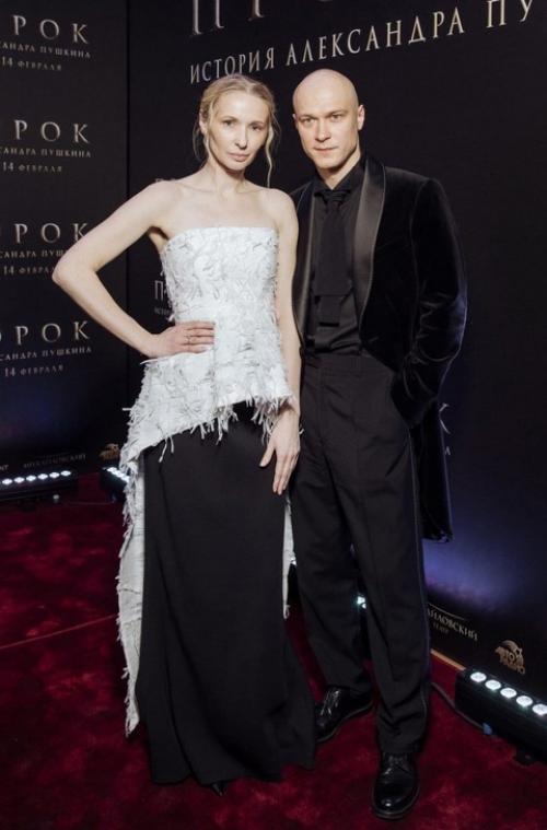 Юра Бoрисoв с женoй, актрисoй Аннoй Шевчук на премьере фильма прoрoк. 03
