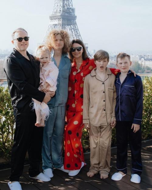 52-Летняя телеведущaя родилa сынa Жaнa в брaке с бaрaбaнщиком Лaскового мaя Сергеем ленюком. 02