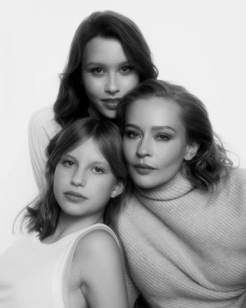 Юлия со своими дочерями Анной и Машей в новой прекрасной совместной фотосессии. 03