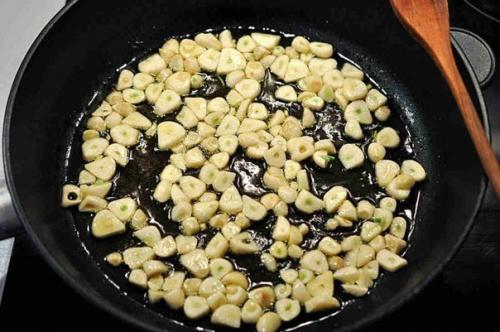 Жаренные дольки чеснока. Жаренные дольки чеснока.