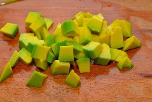 Салат из помидоров и авокадо. 02